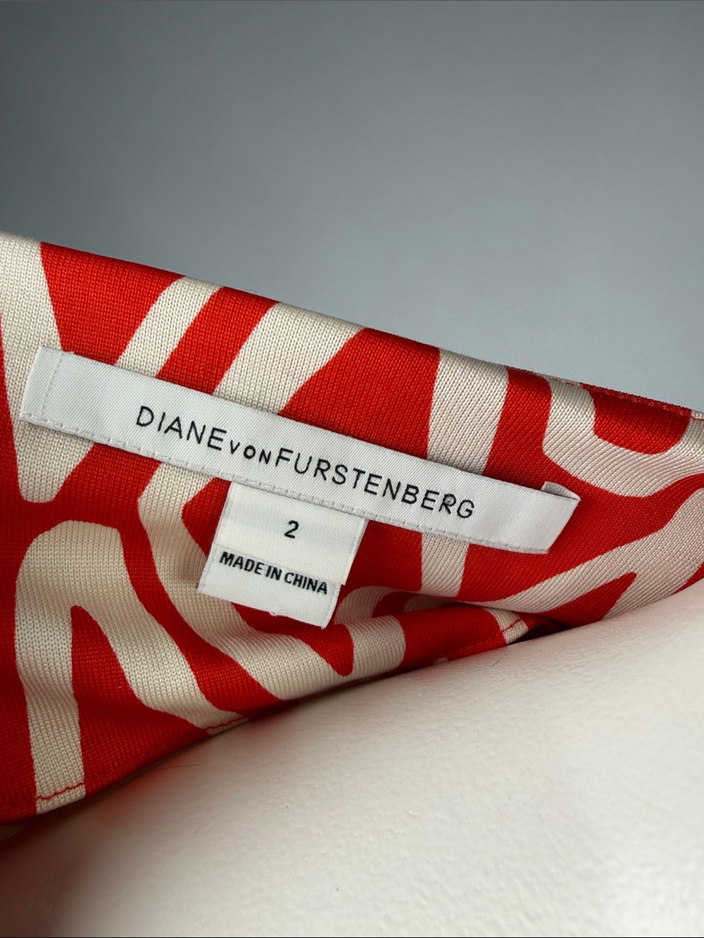 Diane Von Furstenberg Red and White Geometric V‑Neck Long Sleeve Dress (rack14) - Picture 2 of 10